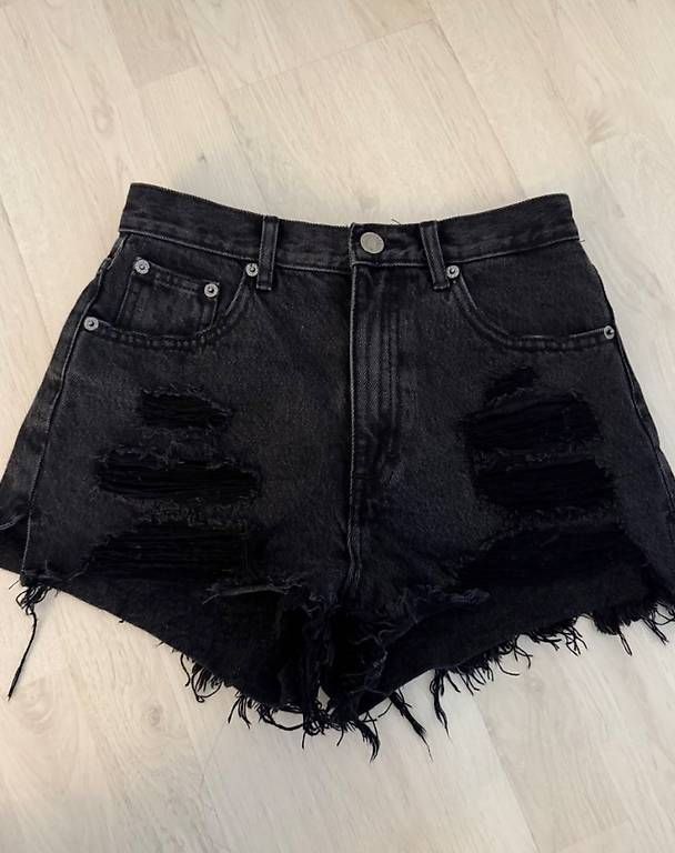 Pull&Bear Jeans: Schwarze Pull&Bear Shorts, Grösse 36 – Gebraucht aus Brüttisellen von Ariana-24