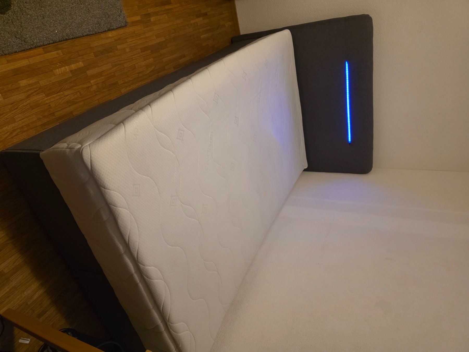 Betten: Boxspringbett mit Stauraum und LED – Gebraucht aus Nürensdorf von cili1981