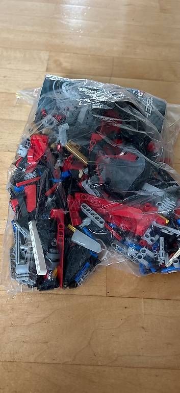 Baukästen: Rotes Lego Technic Motorrad "Ducati Panigale V4R" – Gebraucht aus Männedorf von livingdream 2