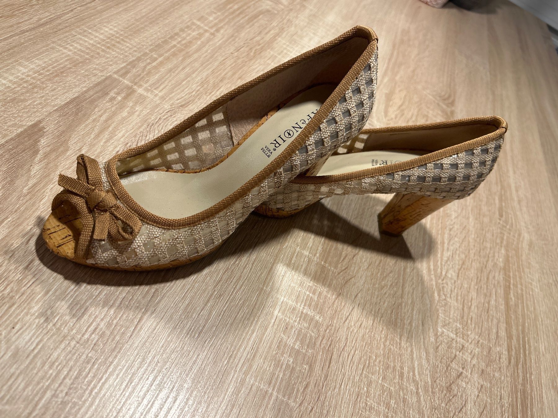 Damenschuhe: Pumps beige  von CafèNoir  Gr. 38 – Gebraucht aus Brunnen von Nala2929 1