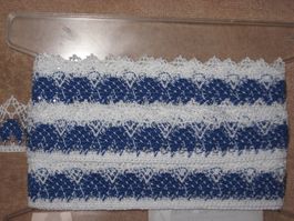 Baumwoll Häkelspitze weiss mit blauen Herzli 3,5cm breit