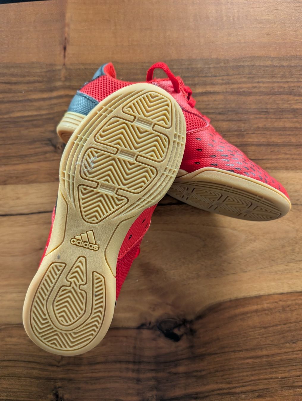 Adidas Scarpe per ragazzi: Adidas Predator Hallenschuhe Gr. 31 – Usato da Ennetmoos venduto da Mountainfee 2