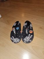 Badeschuhe Kinder Weltraum Motiv schwarz Grösse 24-25