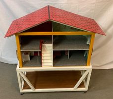 Puppenhaus mit Unterbau in gutem Zustand!