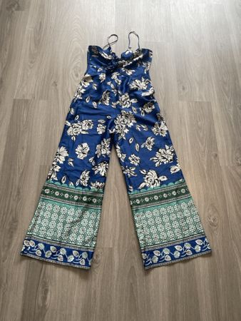 Sommerlicher Jumpsuit mit Blumenmuster, Grösse S, Blau