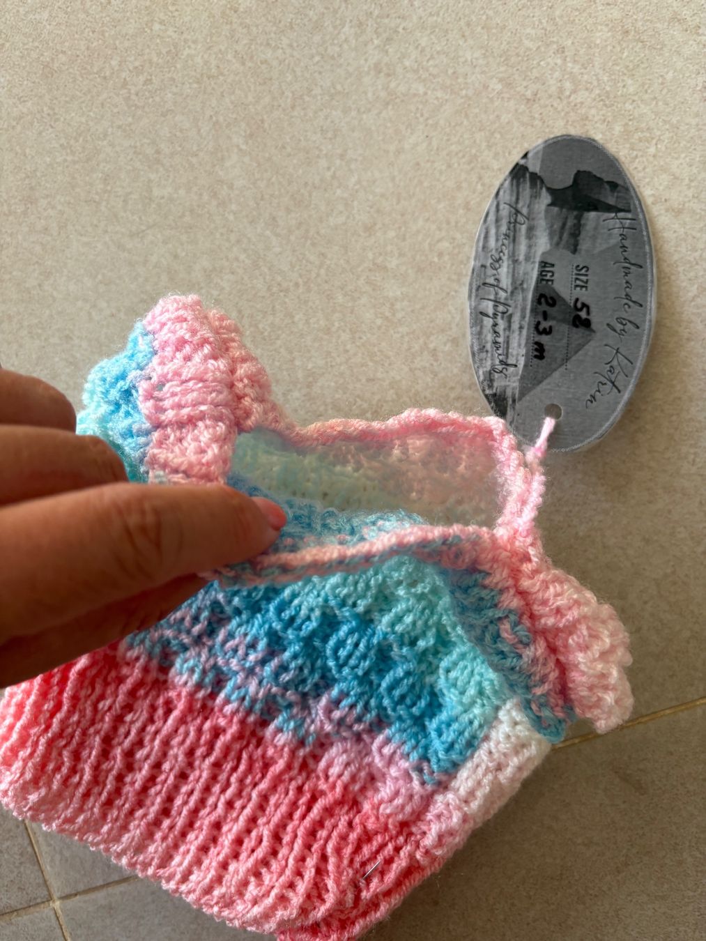 Pulls et sweat-shirts: Handgestrickter kurzer Pullover Gr. 54 Rosa/Blau/Türkis Neu – Neuf avec emballage d'origine à Basel par Tierschutz-Flohmi 3