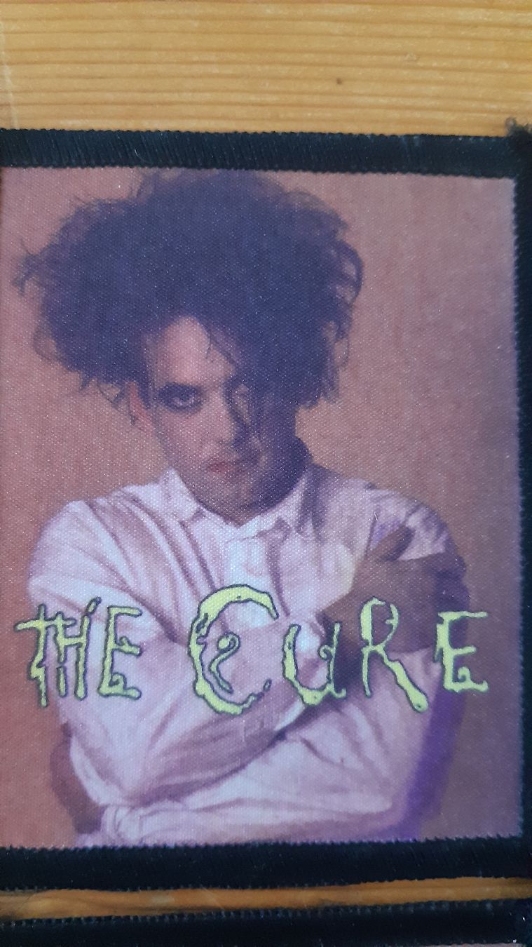 Toppe: 4 Flicken The Cure mit Robert Smith  – Nuovo (secondo la descrizione) da Oey venduto da Parkplatzbrocki 1