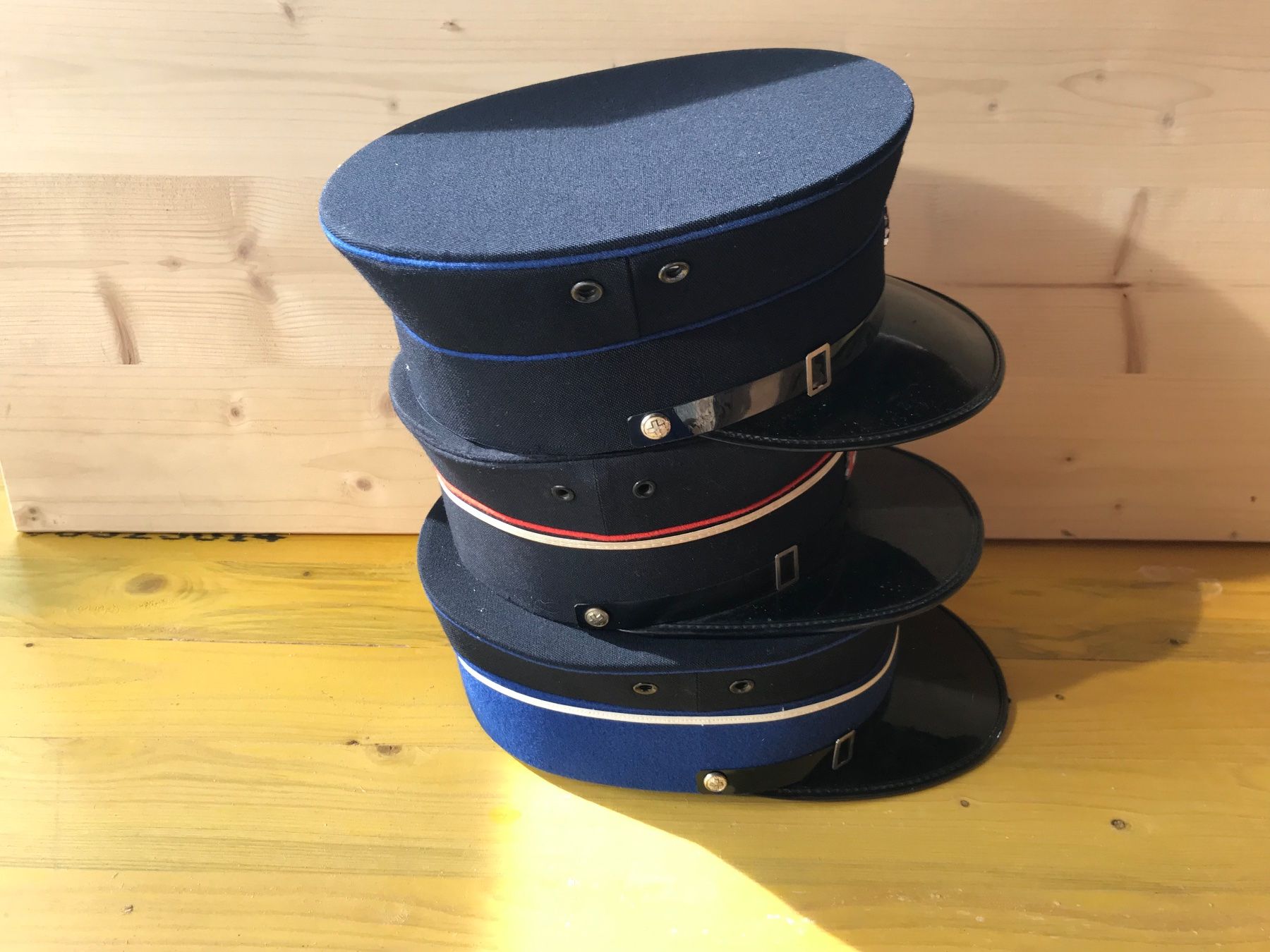 SBB/CFF/FFS Uniformen: Lot mit SBB Mützen – Gebraucht aus Erschwil von Freitag1 3