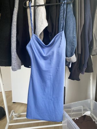 Himmelblaues Sommerkleid, Satin, Brandy Melville, Minikleid
