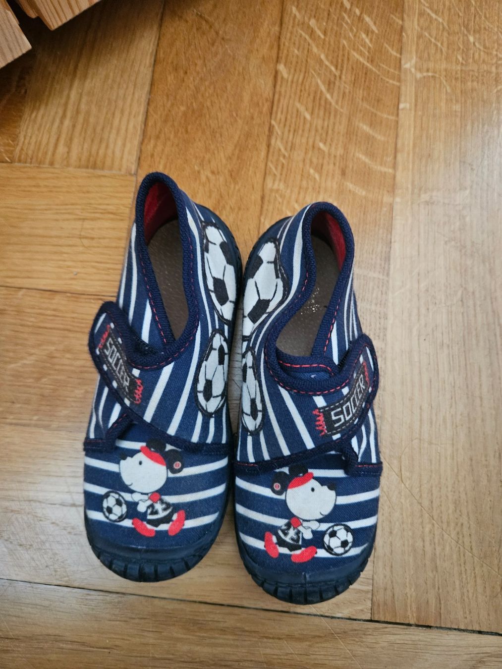 Scarpe per ragazzi: Fussball-Hausschuhe,Gr. 27 – Usato da Bern venduto da j-o