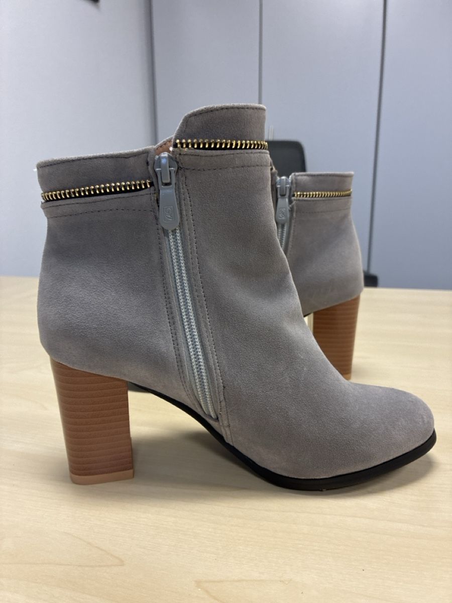Scarpe da donna: Graue Wildleder Stiefeletten mit Absatz, Grösse 36 – Usato da Steckborn venduto da AleksandraL 1