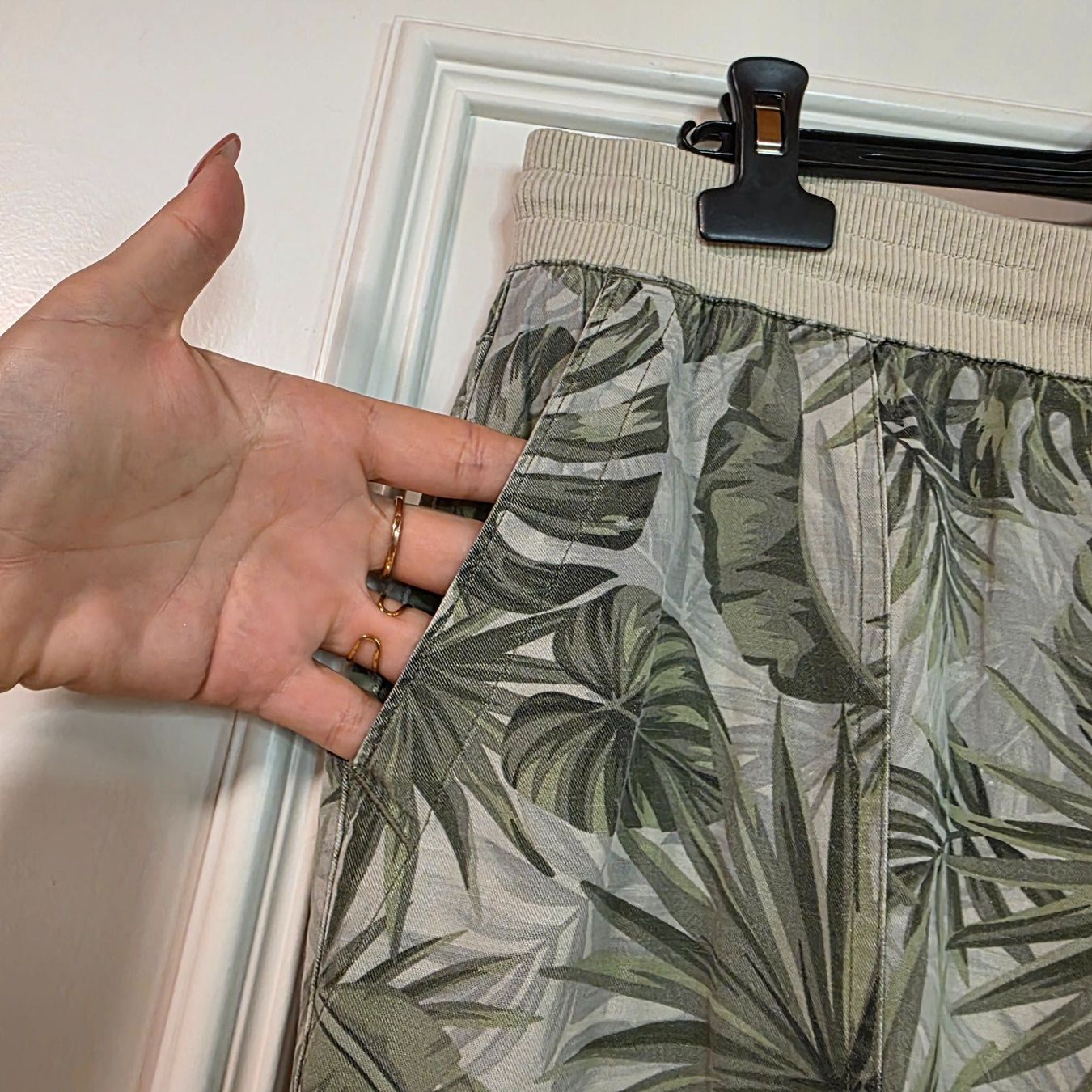 Pantaloni: Laura Forelli Hose mit Blätterprint M/L – Usato da Wald ZH venduto da CapLux 7