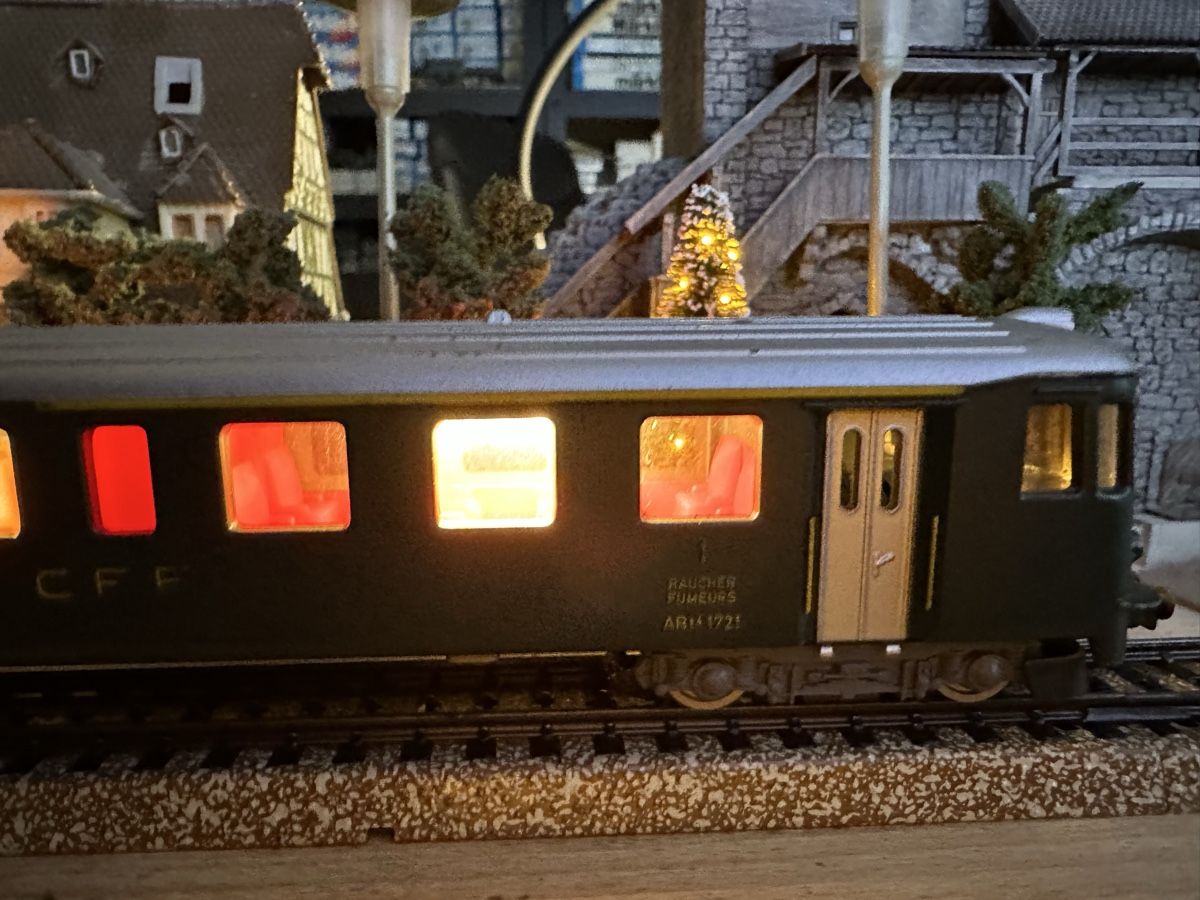 Hag Modelleisenbahnen: Hag SBB Re 4/4 II Personenzug – Gebraucht aus Lupsingen von New-Haven 1