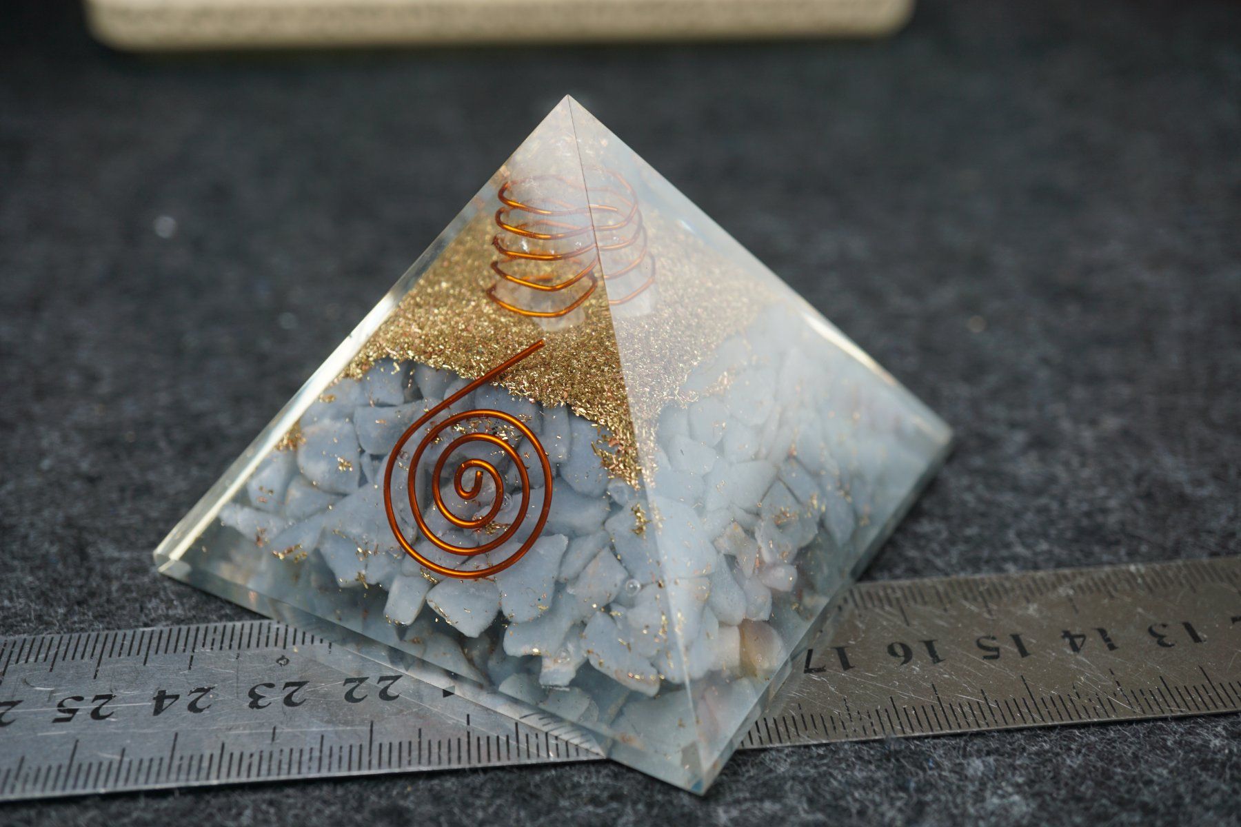 Minerali & Pietre curative: Angelit   -Orgonit - Pyramide 75mm  ab 10.- – Nuovo e nell'imballaggio originale da Eschenbach SG venduto da topstone 7