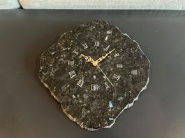 Handgemachte schöne Wanduhr original norwegischem Larvikit