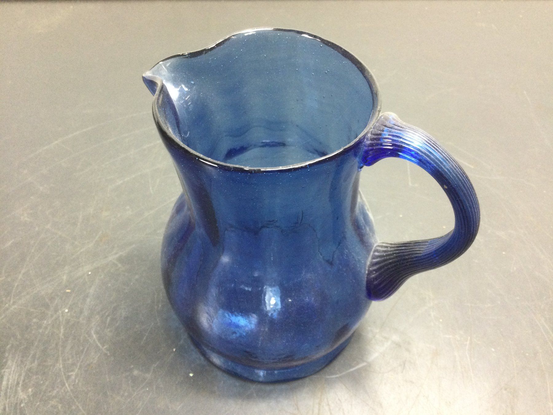Caraffe: Gebrauchter alter blauer Wasser Glas Krug – Usato da Wangen SZ venduto da kuriosum12 1