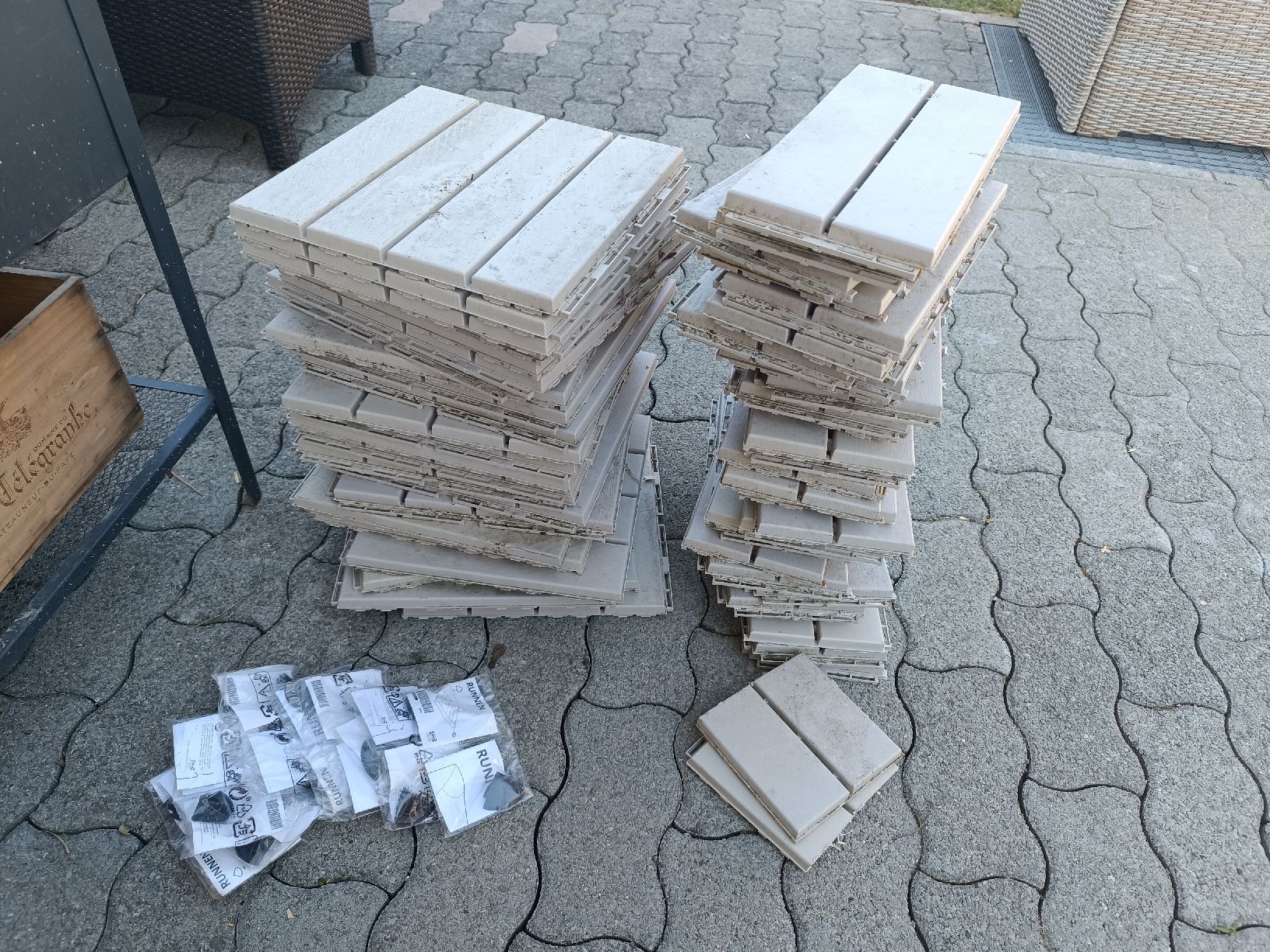Bodenbeläge: Bodenplatten Terrassendielen 22 Stück, uvm. – Gebraucht aus Stans von bdml1 1
