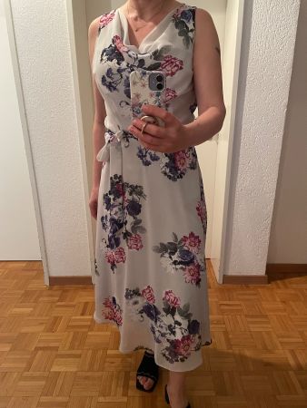 Sommerliches Midikleid mit Blumenmuster, Grösse 38