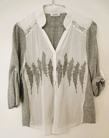 Graues Shirt mit Spitze, Stickerei und hochrollbaren Ärmeln
