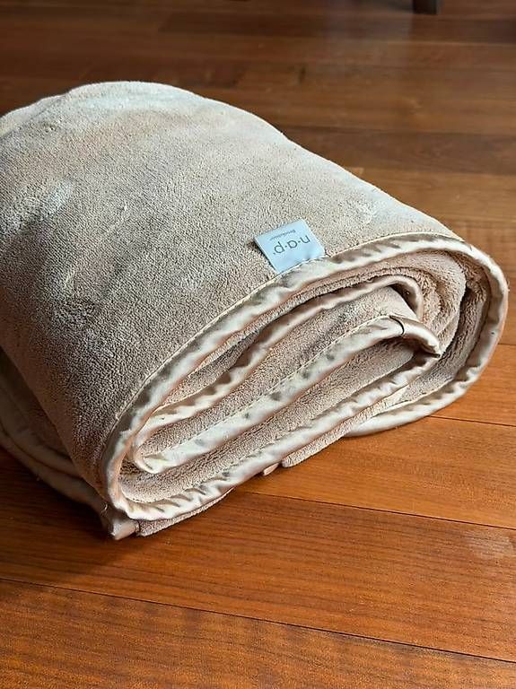 Decken: Brookstone NAP plush blanket – Gebraucht aus Zürich von emi_j76q