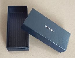 Kleine schwarze Prada Box, strukturierte Optik