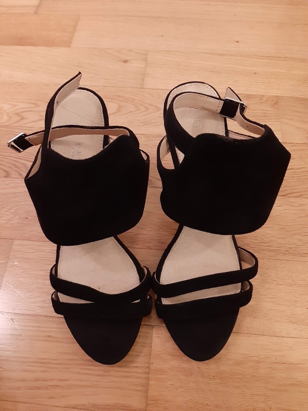 Nafnaf Damenschuhe: Naf Naf Sandale mit Absatz Gr. 37 – Neu (gemäss Beschreibung) aus Glattpark(Opfikon) von Anastasiad