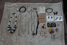 1 schönes 40 teiliges Modeschmuck Set