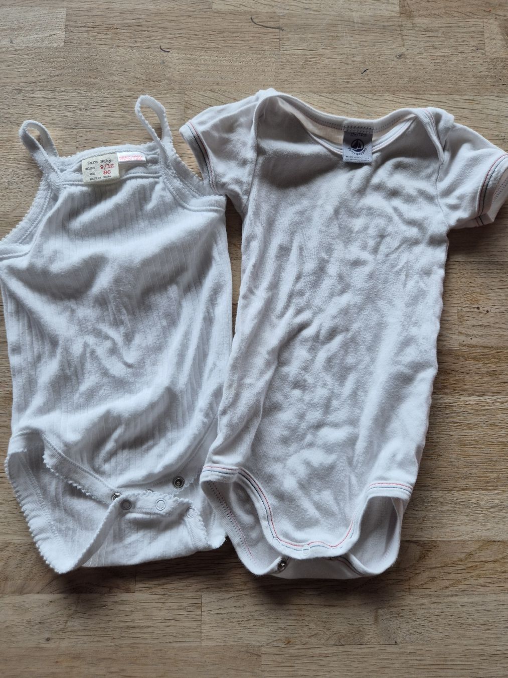 Camicie, Top & T-shirt: Bodys weiss 2 Stk. Grösse 9-12 Monate – Usato da Zürich venduto da fordob