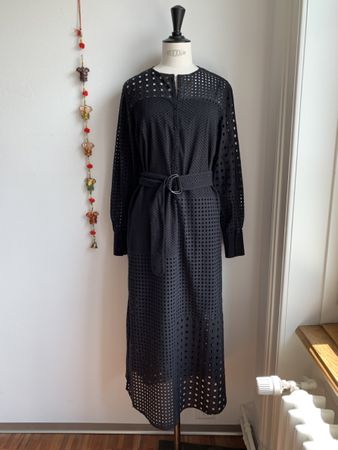 AKRIS punto: Neues Midi-Kleid mit Lochstickerei, 34, NP 1190