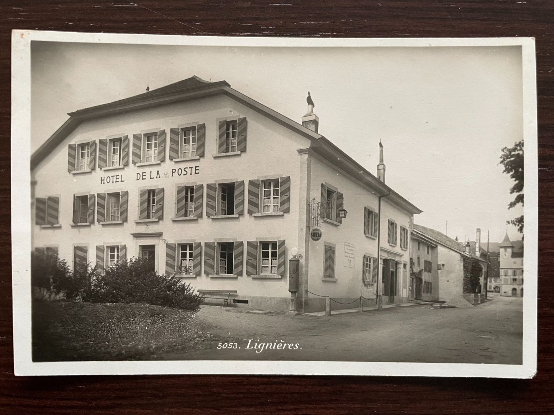 Cartoline postali: LIGNIÈRES 2 CP, Hotel de la Poste + Shell TANKSÄULE 47 – Usato da Wald ZH venduto da TLILEF 1
