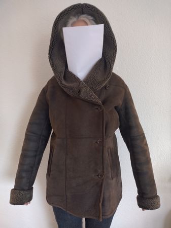 Dunkelbrauner Lammfellmantel mit Hoody