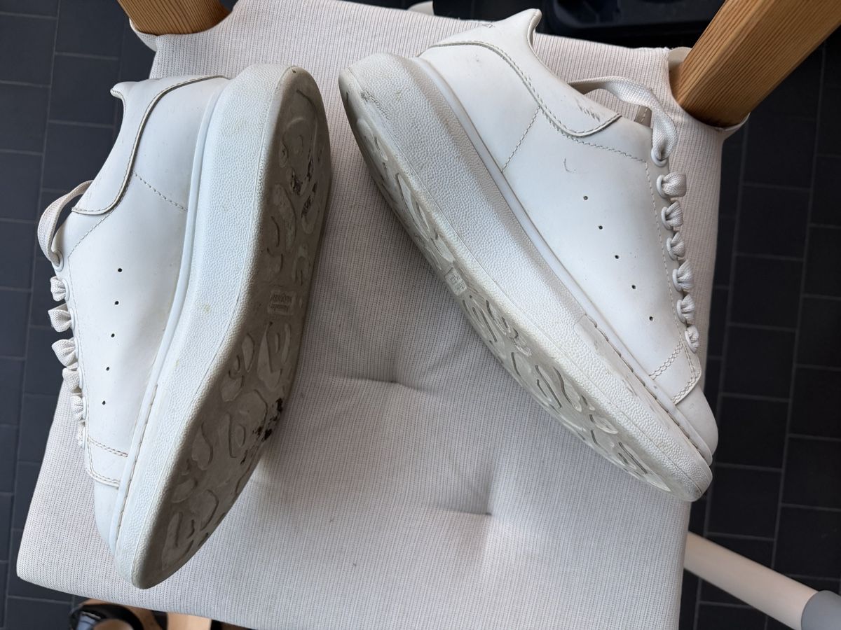 Alexander Mcqueen Herrenschuhe: Alexander McQueen White Oversized Sneakers - Size 38.5 👟  – Gebraucht aus Pfäffikon ZH von Mish-mischelina 3