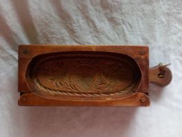 Moule à beurre ancien en bois sculpté avec décor