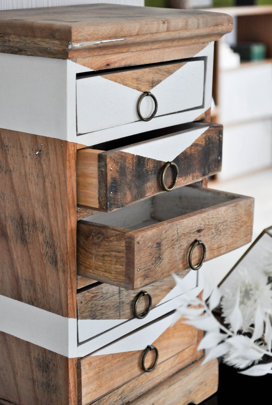 Tavoli da trucco: Joli meuble design de rangement, petite commode moderne – Usato da La Tour-de-Treme venduto da Noura-Noam 2