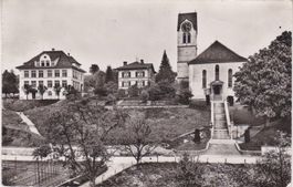 HINWIL (Zch.) Kirche mit Schulhaus.