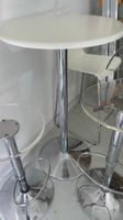 Gebrauchter Bartisch und drei Stühle