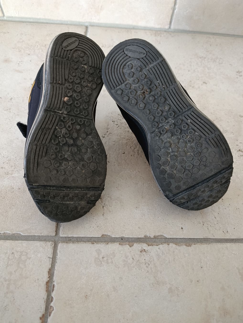 Scarpe da uomo: BASKETS AIRNESS JAUNE NOIR 28 – Usato da Sierre venduto da shirley04 3