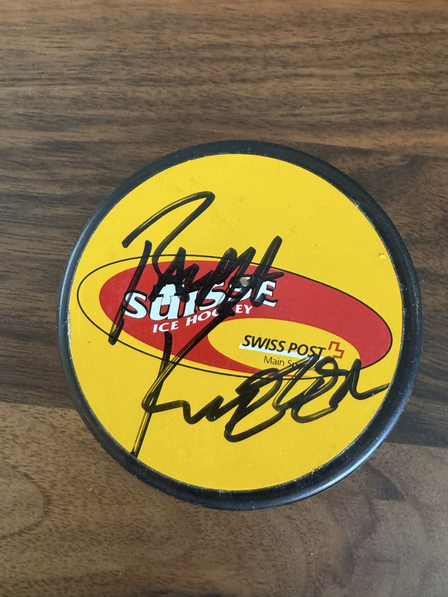 Palloni: Eishockey Puck selten mit Autogramm  – Usato da Sursee venduto da Dersempacher