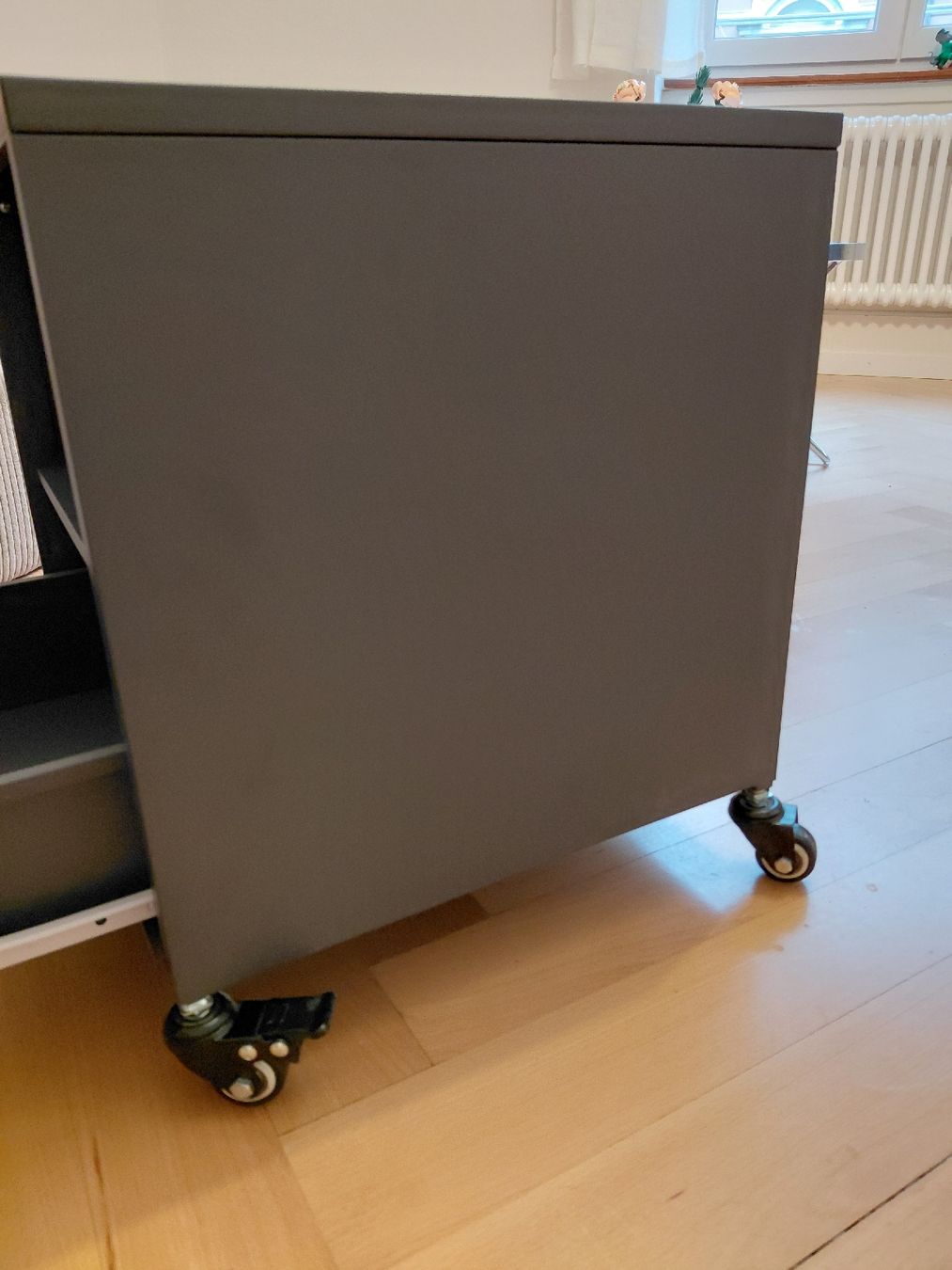 Banconi: Rollcontainer Metall dunkelgrau mit Schublade – Usato da Basel venduto da AnVi22 2