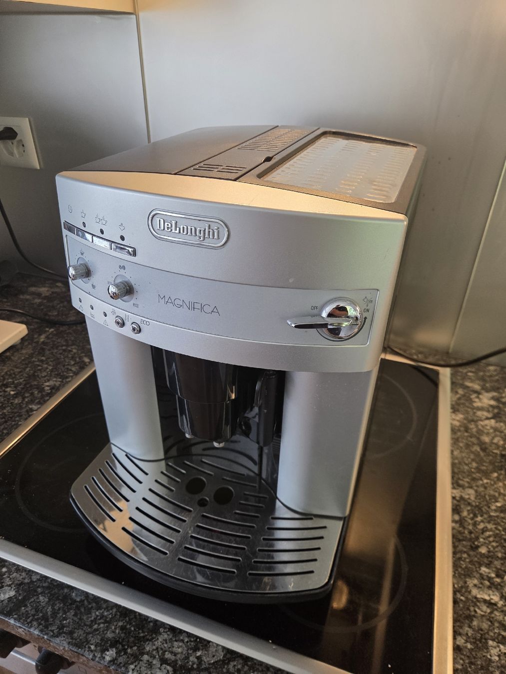 De'Longhi Kaffeemaschinen & Espressomaschinen: Kaffeemaschine DeLonghi Magnifica gebrauch – Gebraucht aus Seewis-Schmitten von Clava24 1