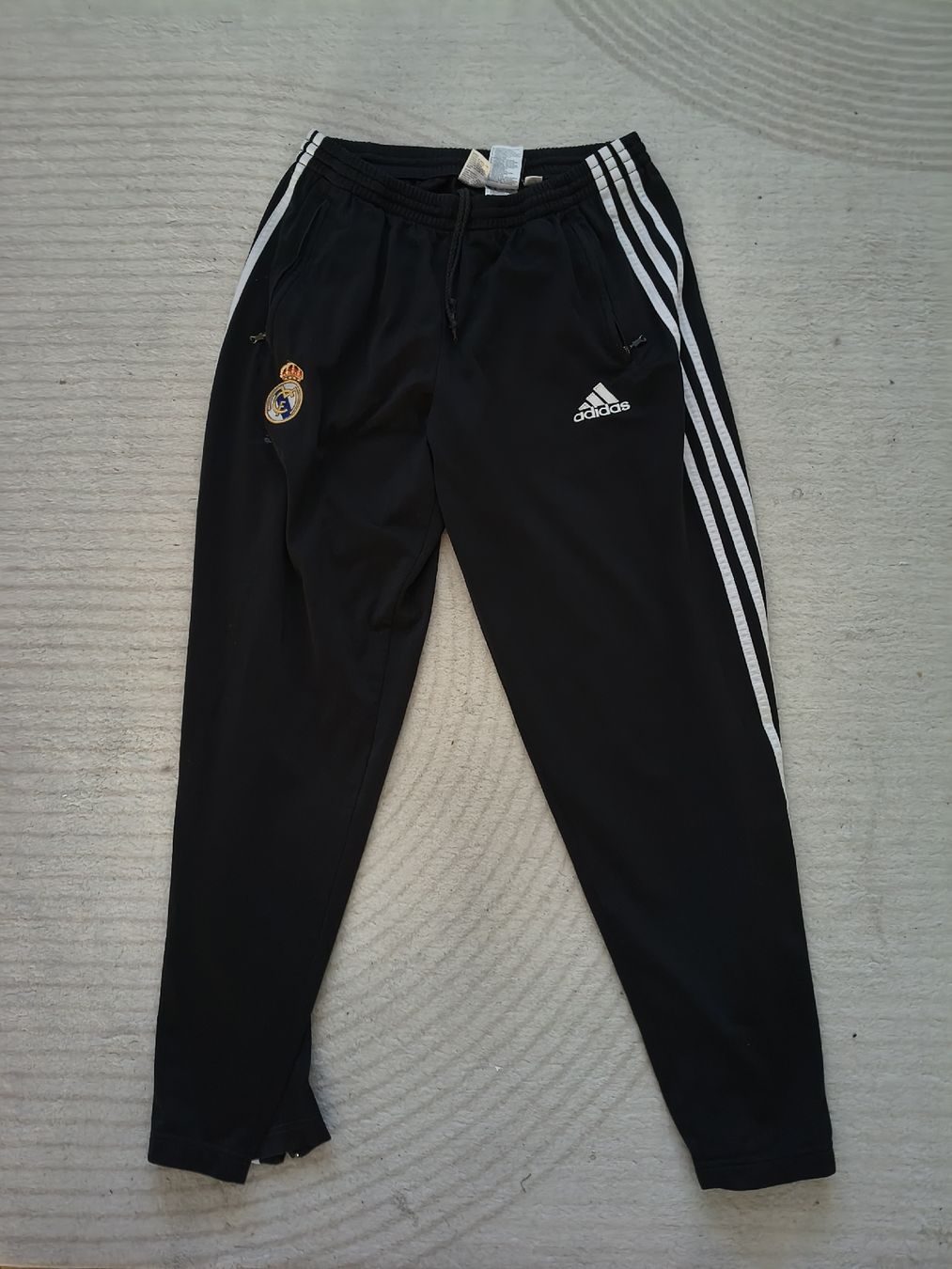 Pantaloni: Real Madrid Trainerhosen Gr. L – Usato da Köniz venduto da stunnadeniro