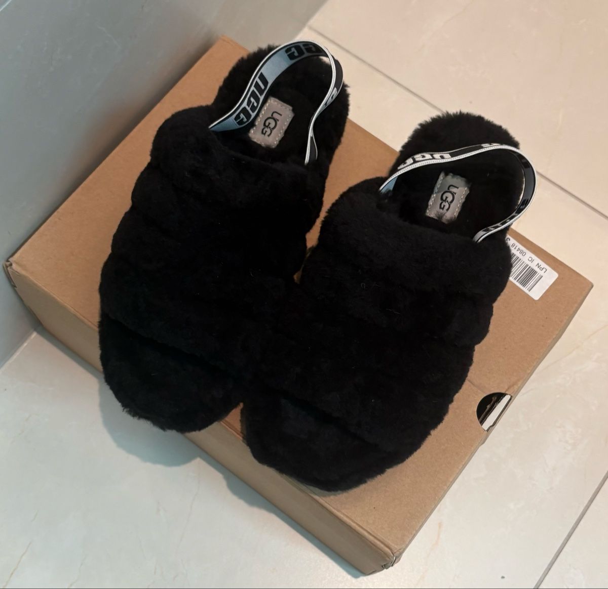 Ugg Chaussures femmes: UGG fourrées noires taille S neuves Fluff Yeah Slide – Neuf (Voir description) à Pully par lsn_fx7q