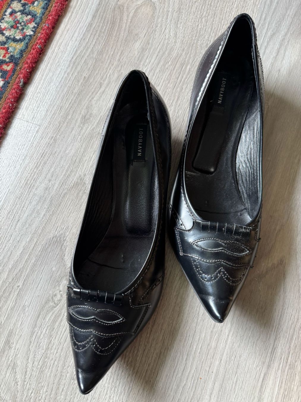Navyboot Scarpe da donna: Schicke Navyboot Echtleder Pumps, schwarz, Grösse 40 – Usato da Oberweningen venduto da Achille.3