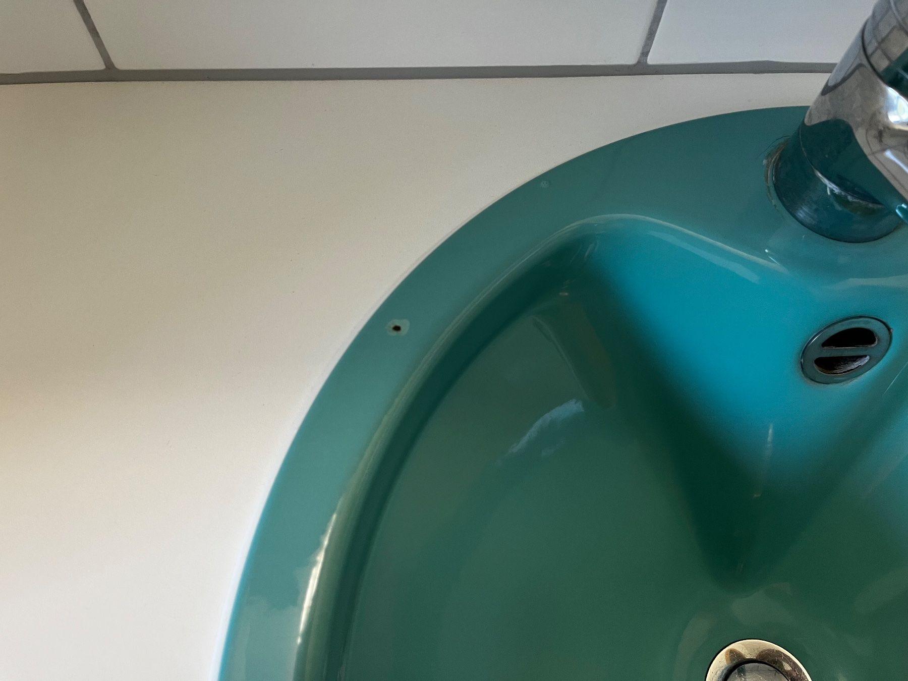 Mobili per bagno: Badezimmermöbel mit Waschtisch Weiss/Türkis – Usato da Eichberg venduto da Bomo1 4