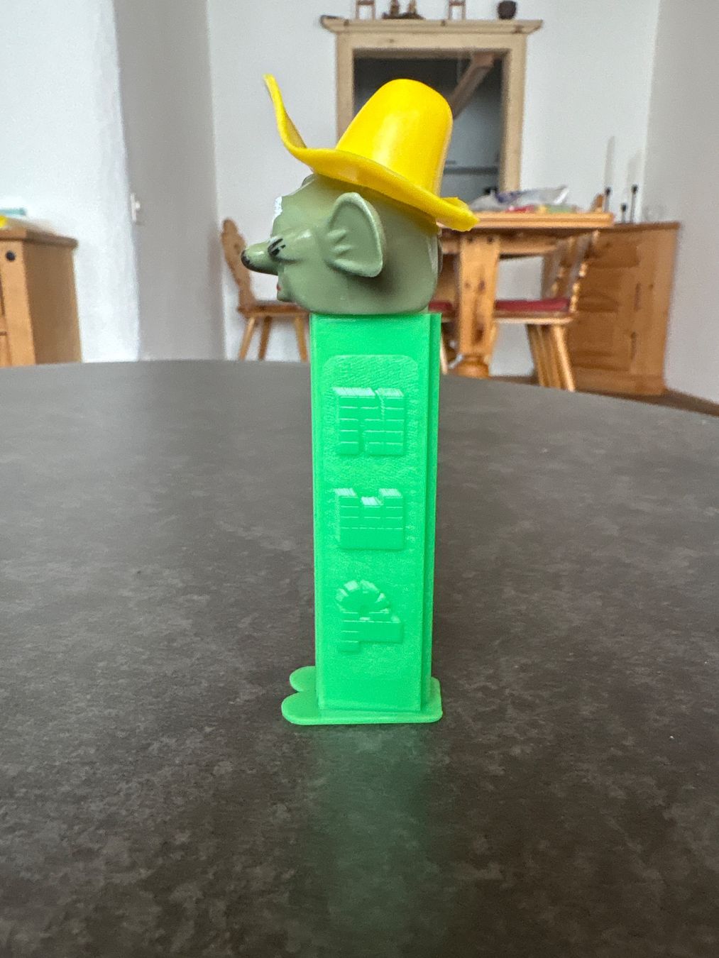 Pez Statuette: PEZ Speedy Gonzalez, Olive Face, Thin Feet, 3.9 Stem – Usato da Zürich venduto da Turbotoys 3