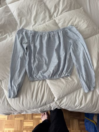 Haut Brandy Melville rayé bleu blanc à épaules dénudées