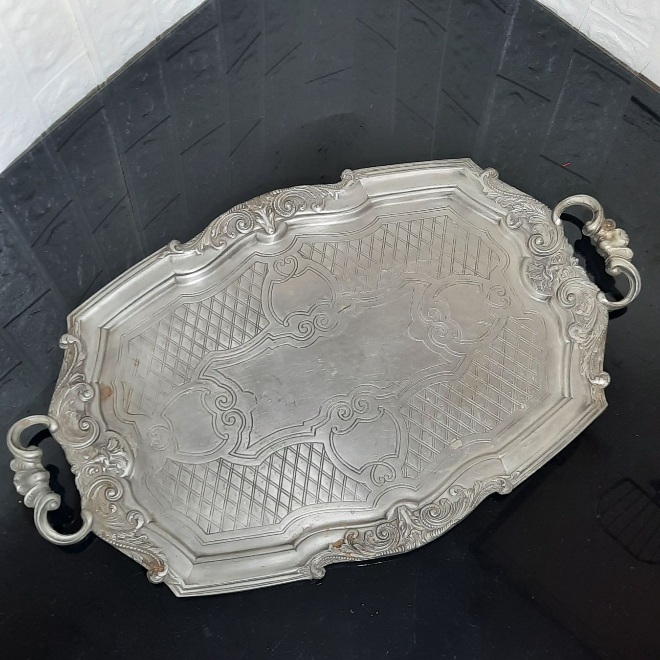 Piatti di portata: Zinn Sevierplatte mit bezauberndem Design – Usato da Unterägeri venduto da Altgoldschmuck