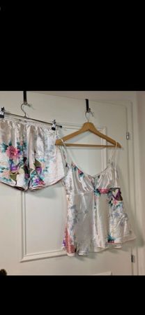 Schönes Satin Pyjama gr 38/40