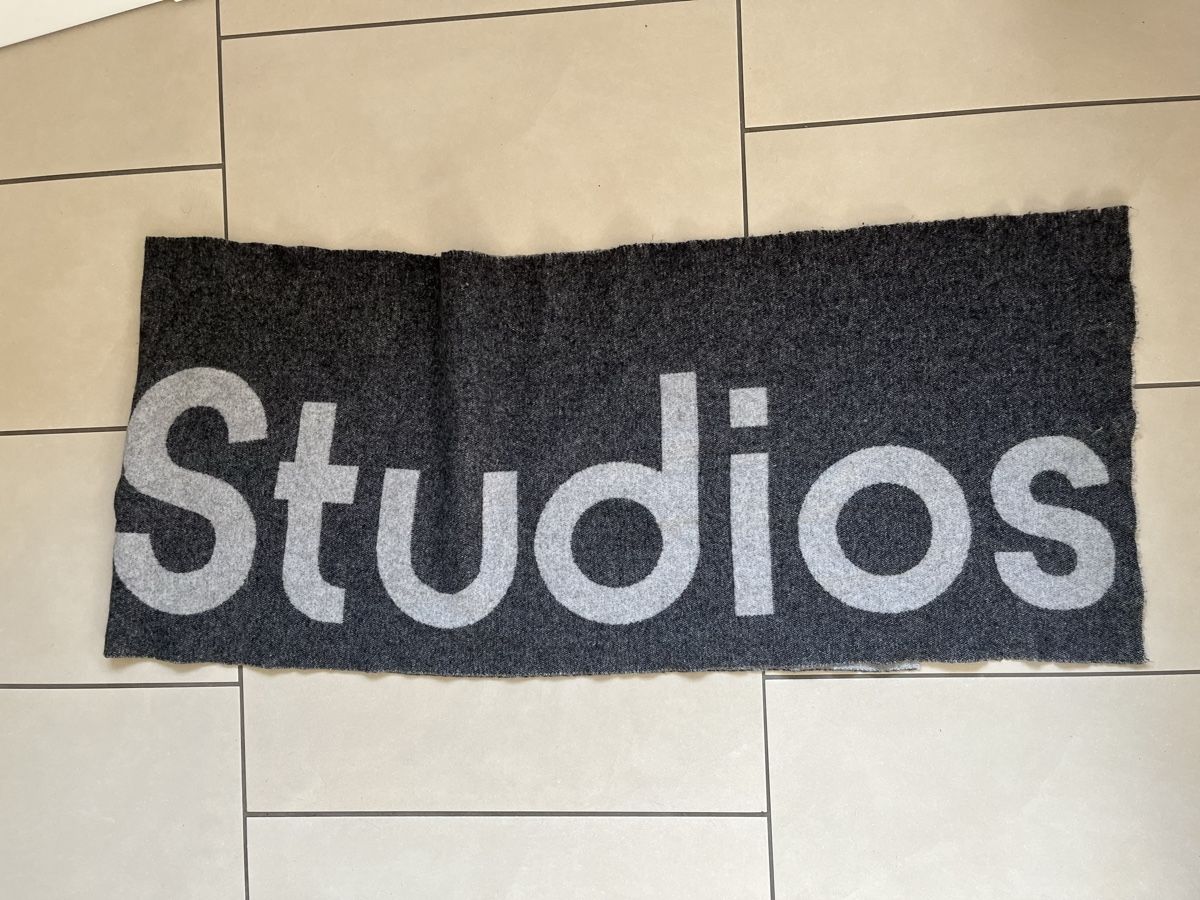 Acne Studios Foulard & Sciarpe: ACNE Studios Wollschal Grau – Usato da Zürich venduto da MonGusta 1