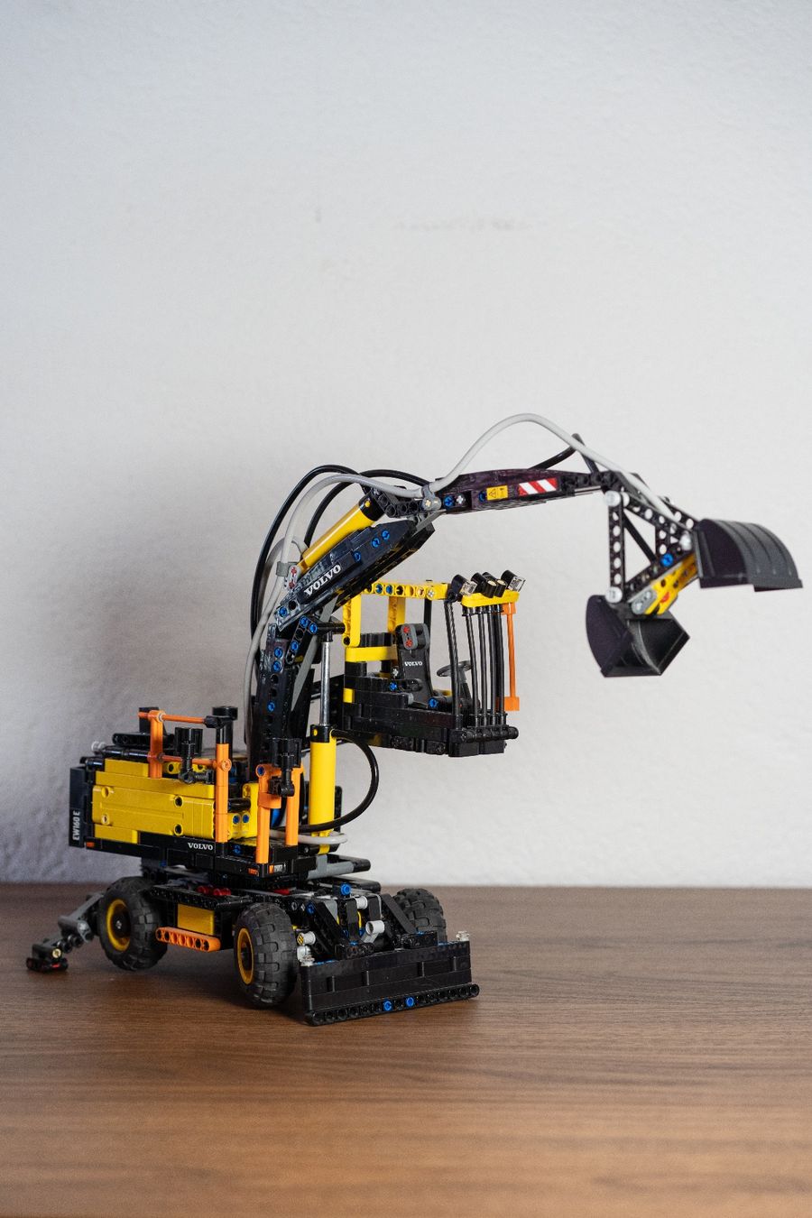 Lego Baukästen: LEGO Technic Volvo EW160E – Gebraucht aus Breitenbach von val_6vfq